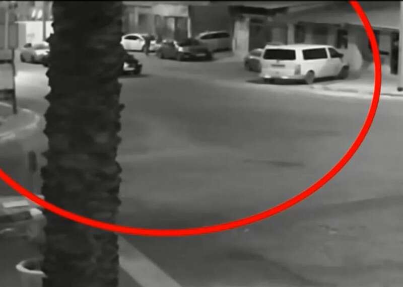 צילום ממצלמת אבטחה סמוך לאולם האירועים. החשודים במרכז המעגל // קרדיט: משטרת ישראל 